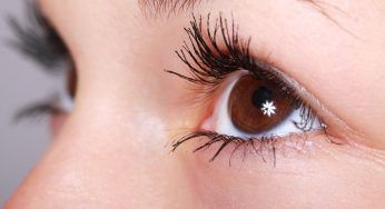 Le fa male l’occhio e scopre di avere dei vermi sotto la palpebra