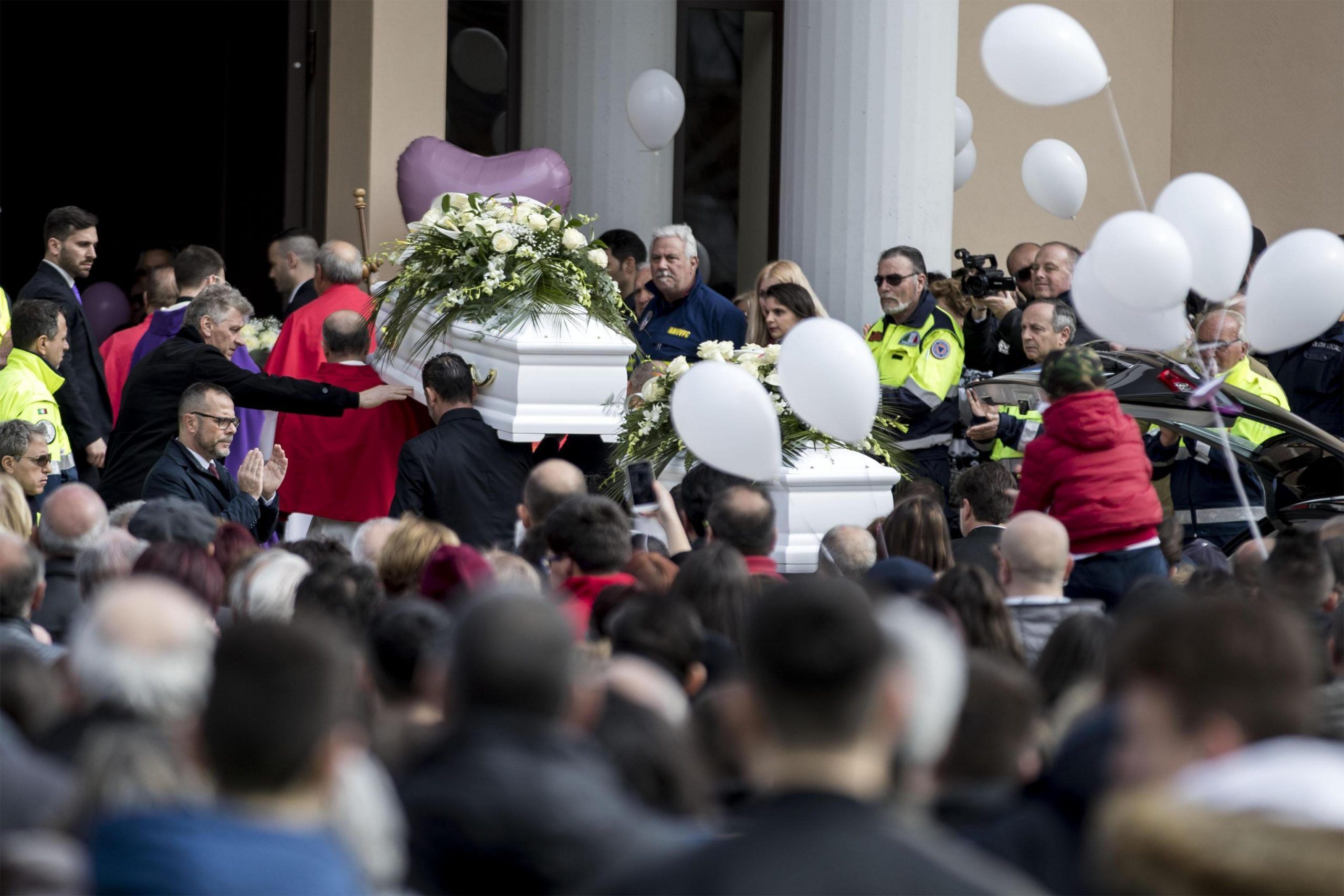 Strage Latina: I funerali di Alessia e Martina