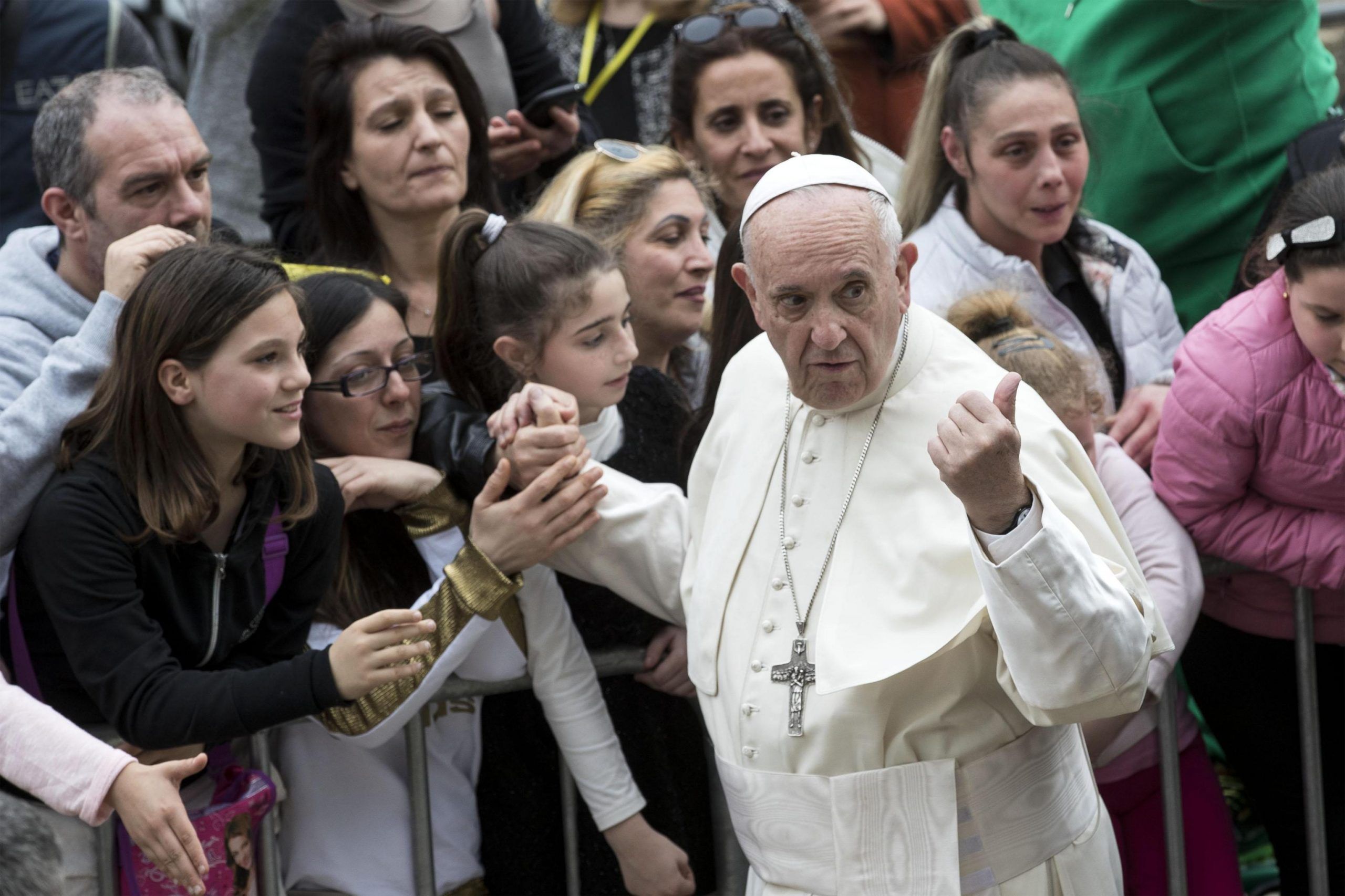 L'abbraccio di Papa Francesco a Emanuele