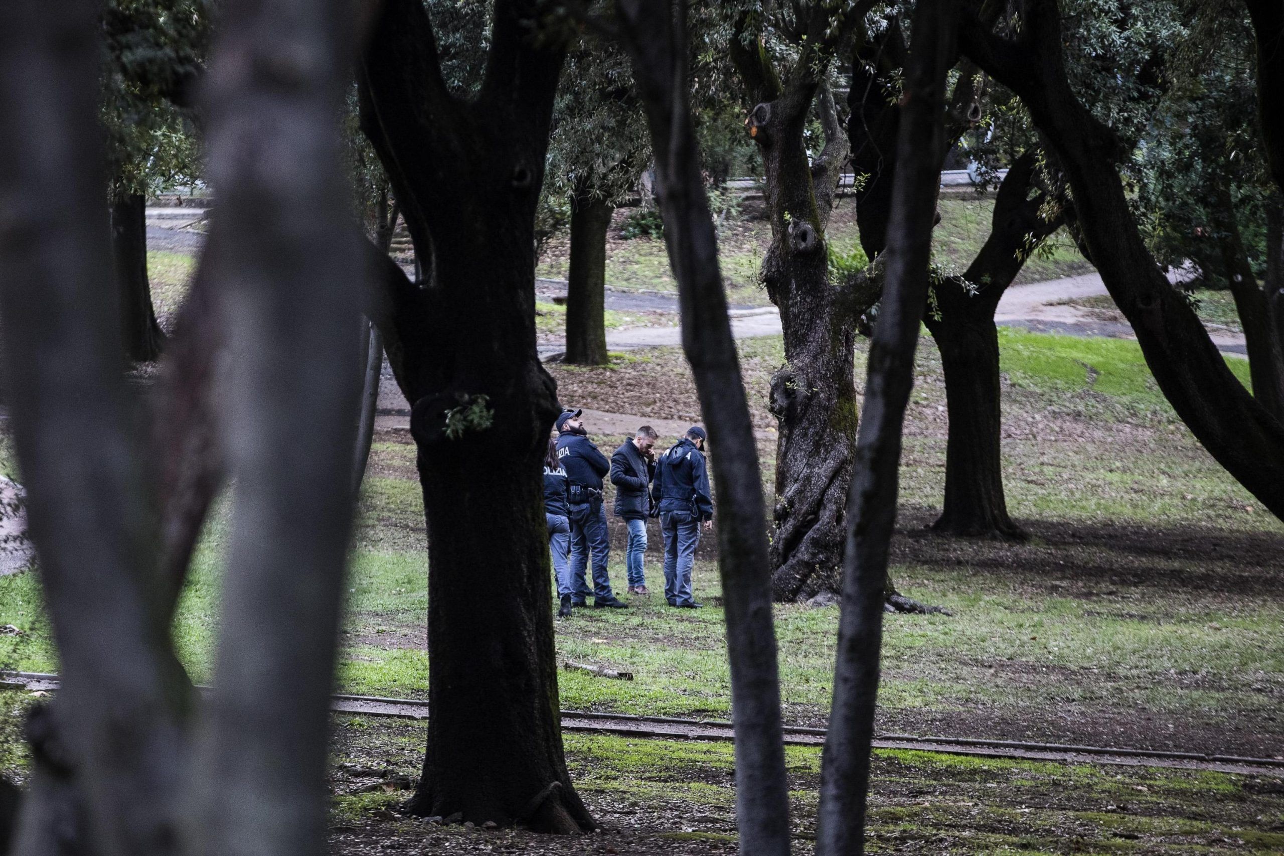 Cadavere ritrovato in parco a Roma