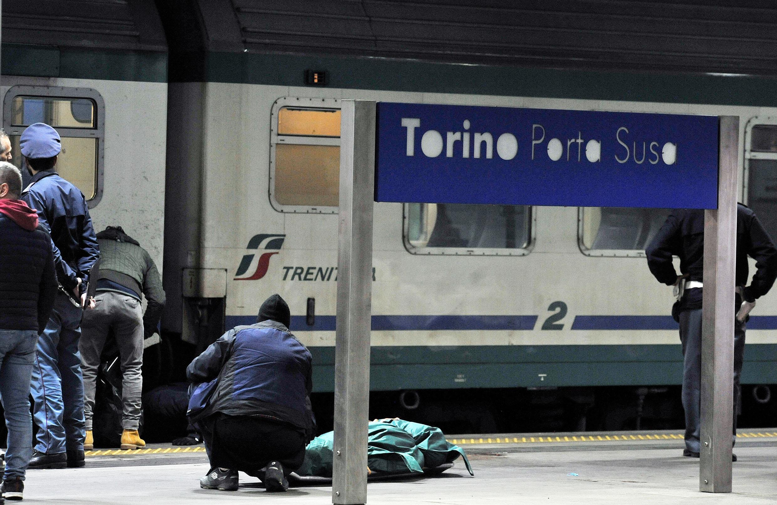 Cade sotto treno, morta 15enne a Torino Porta Susa