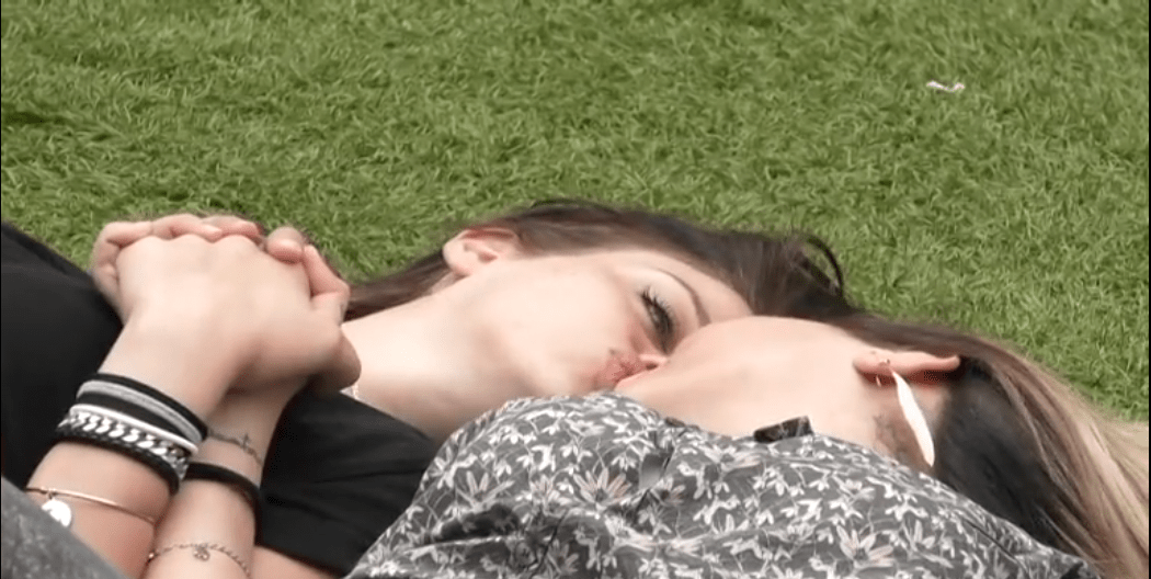 Bacio tra Veronica Satti e Lucia Orlando