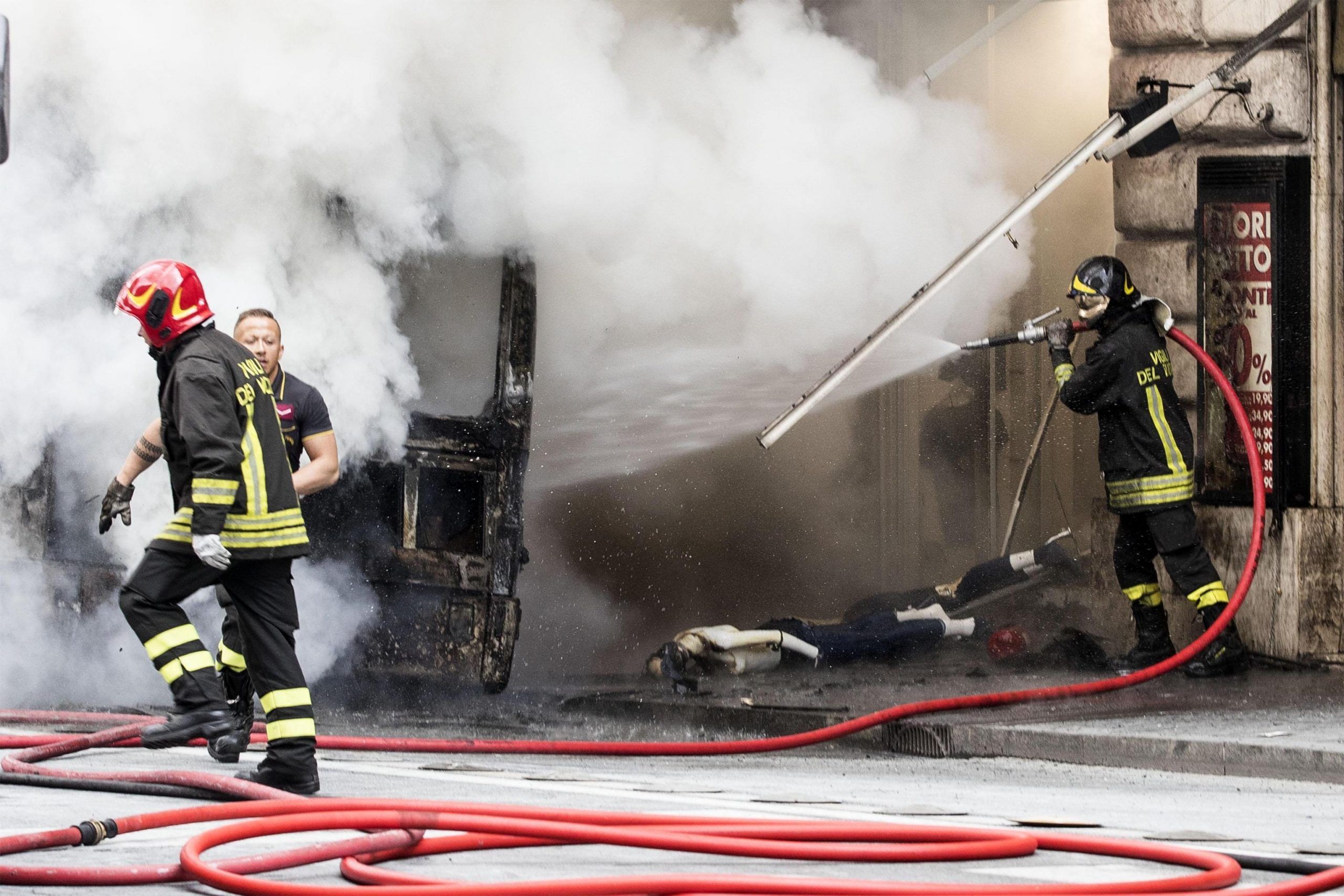 Roma: autobus in fiamme a via del Tritone, nube di fumo