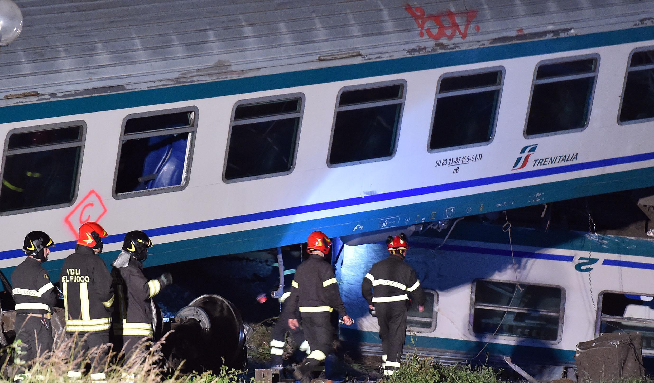 Treno urta un camion sulla Torino-Ivrea e deraglia 2 morti e almeno 18 feriti