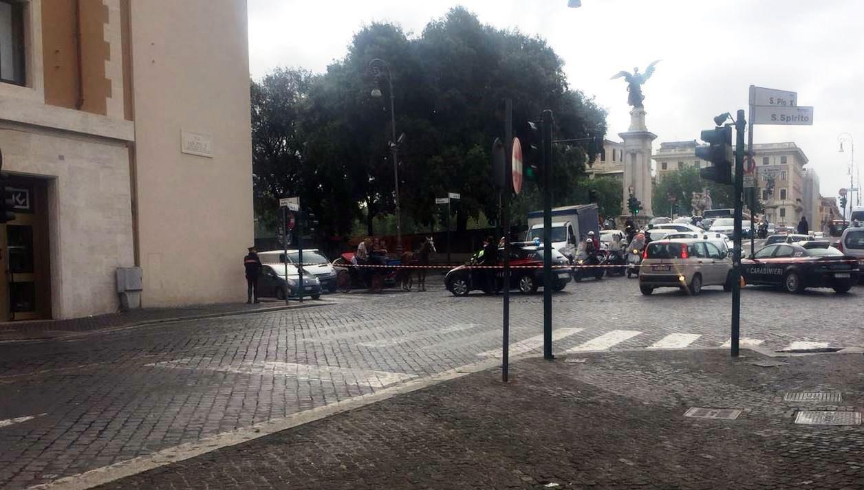 Allarme bomba in banca vicino San Pietro, evacuata la zona