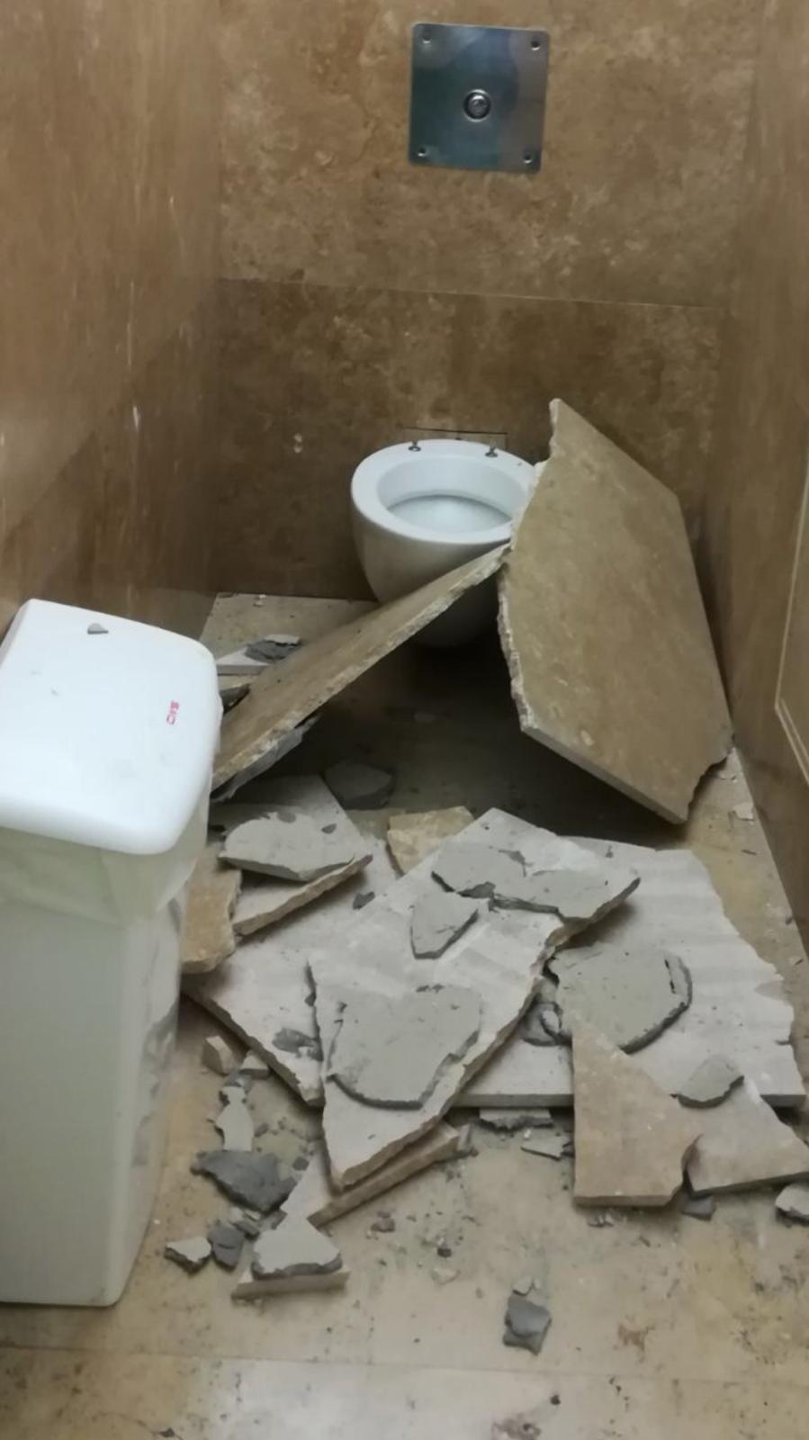 Giù pezzi travertino in bagno Uffizi, turista ferita