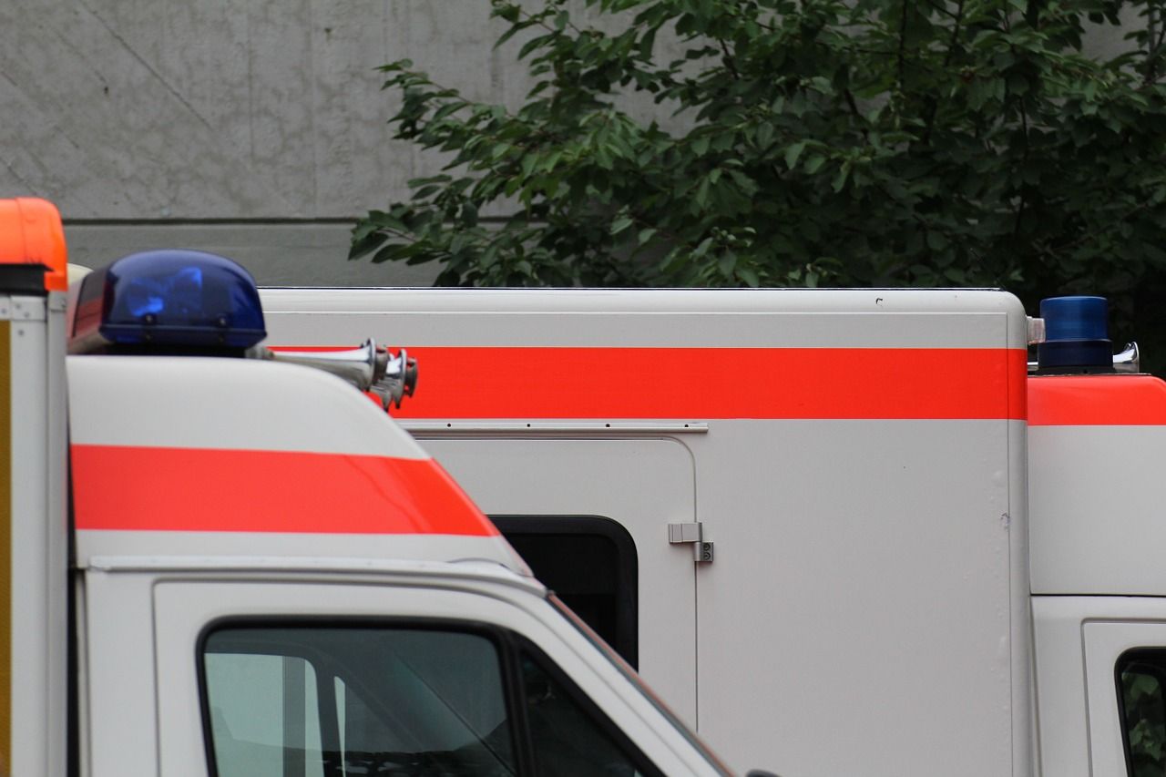 Ambulanza bloccata dalle auto in sosta vietata muore un uomo