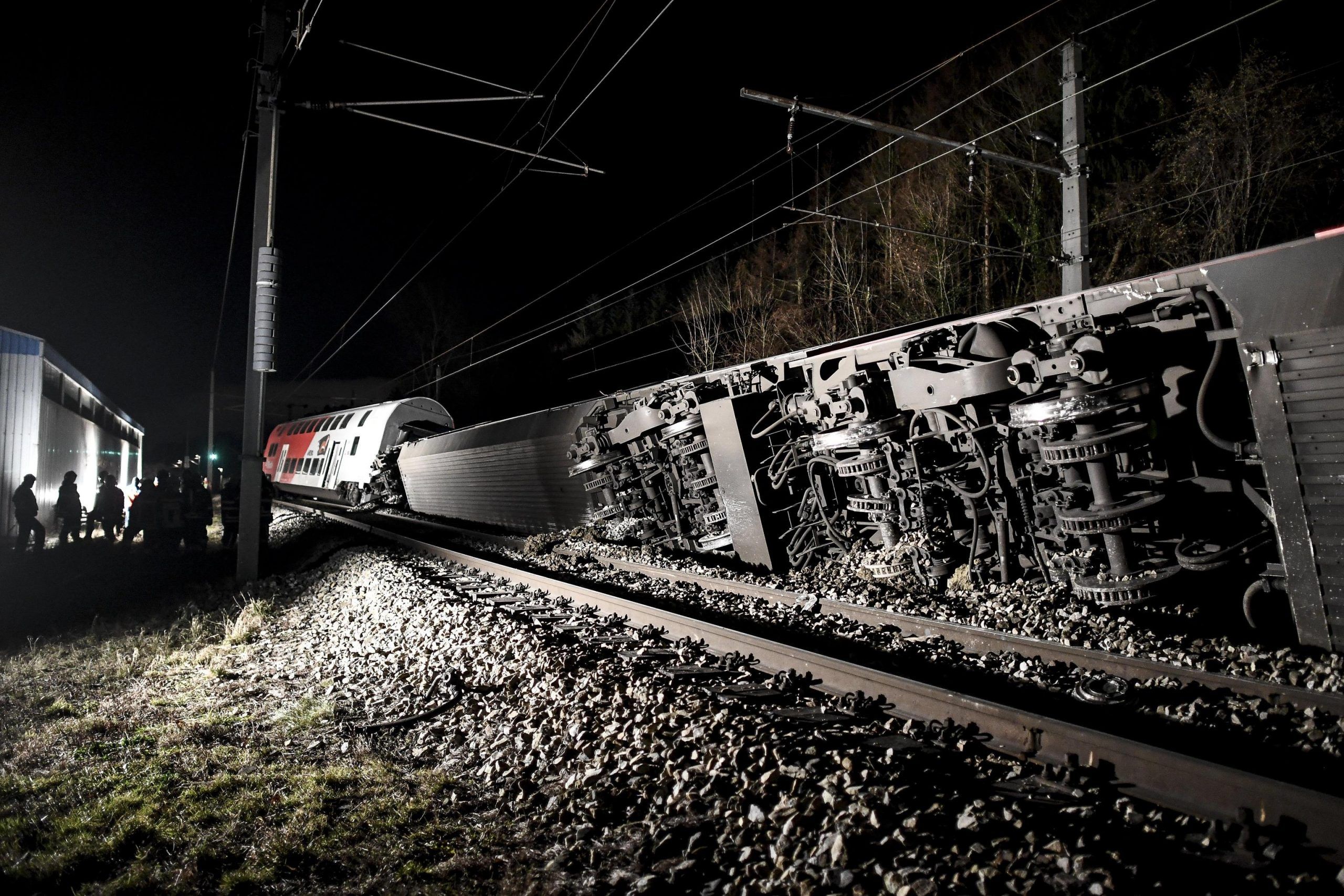 Austria, incidente ferroviario treno deragliato, due vagoni capovolti
