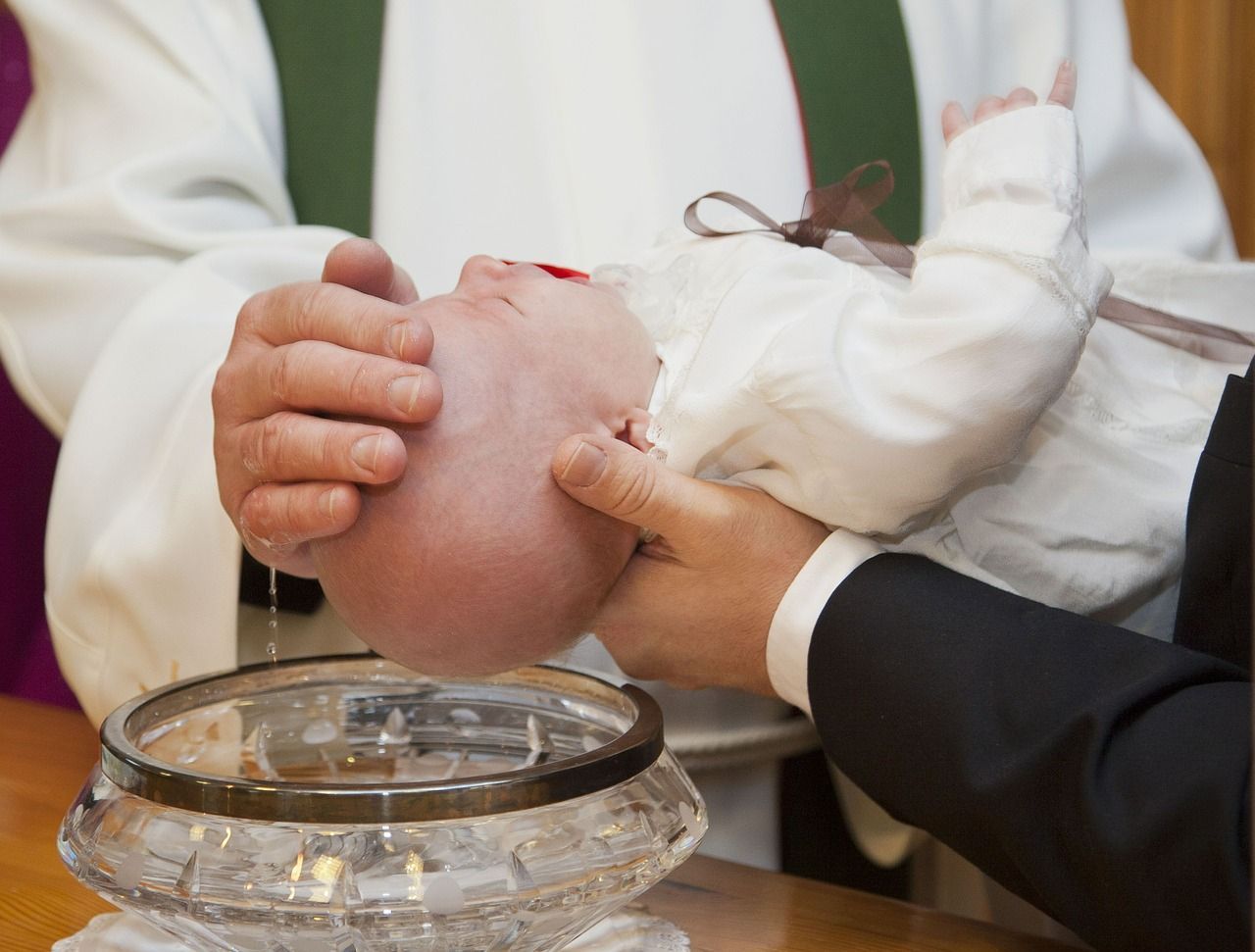 Battesimo il bambino piange in Chiesa e il prete gli dà uno schiaffo