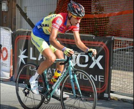 Ciclista italiano, Danilo Celano, sfigurato dalla puntura di una vespa