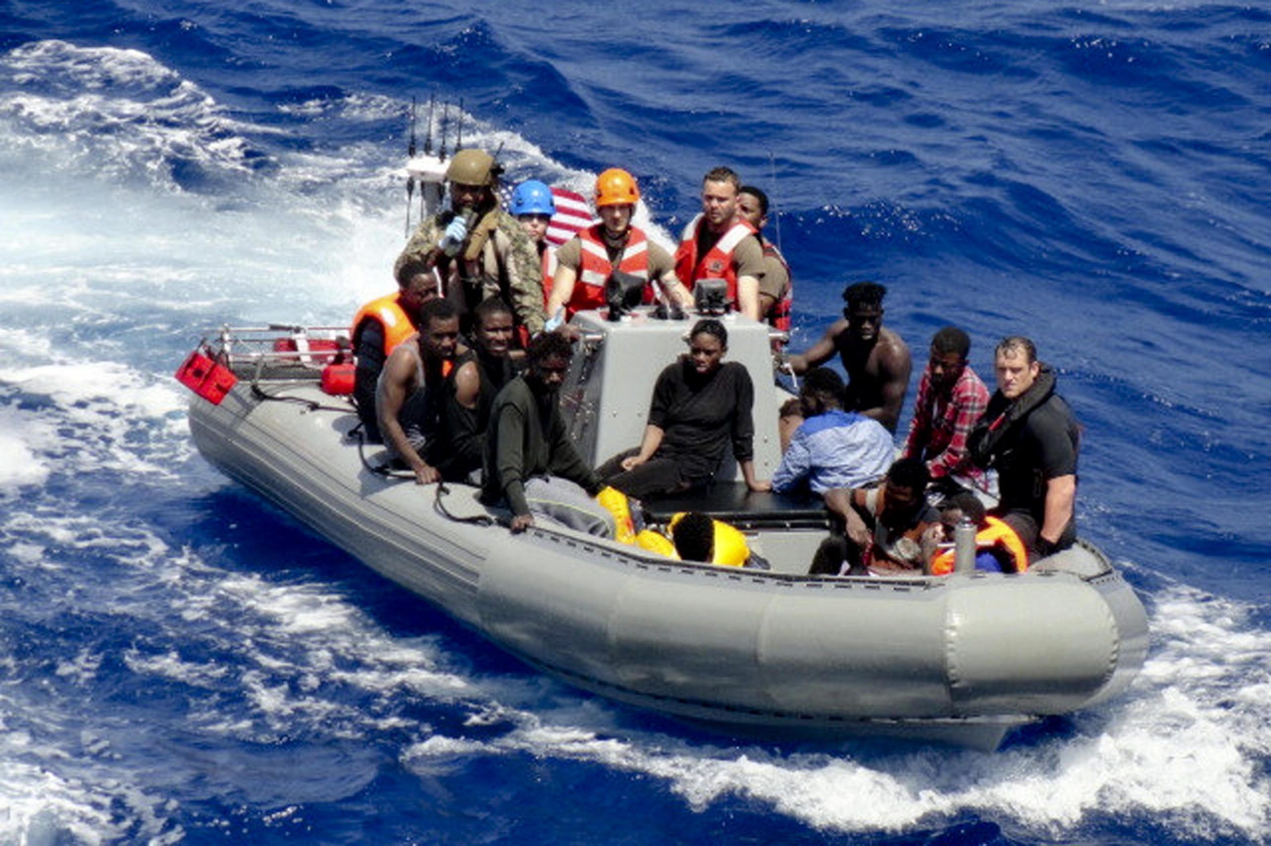 Migranti Sea Watch e nave Usa con superstiti