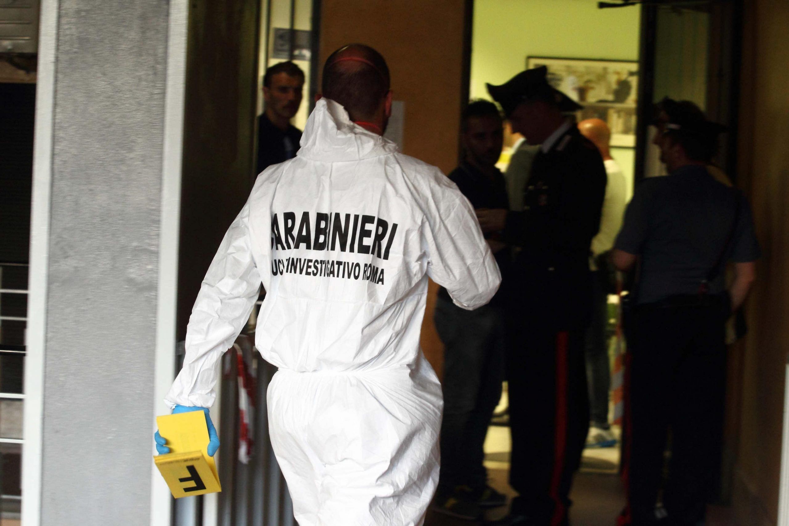 Parte colpo pistola muore uomo in studio medico a Roma