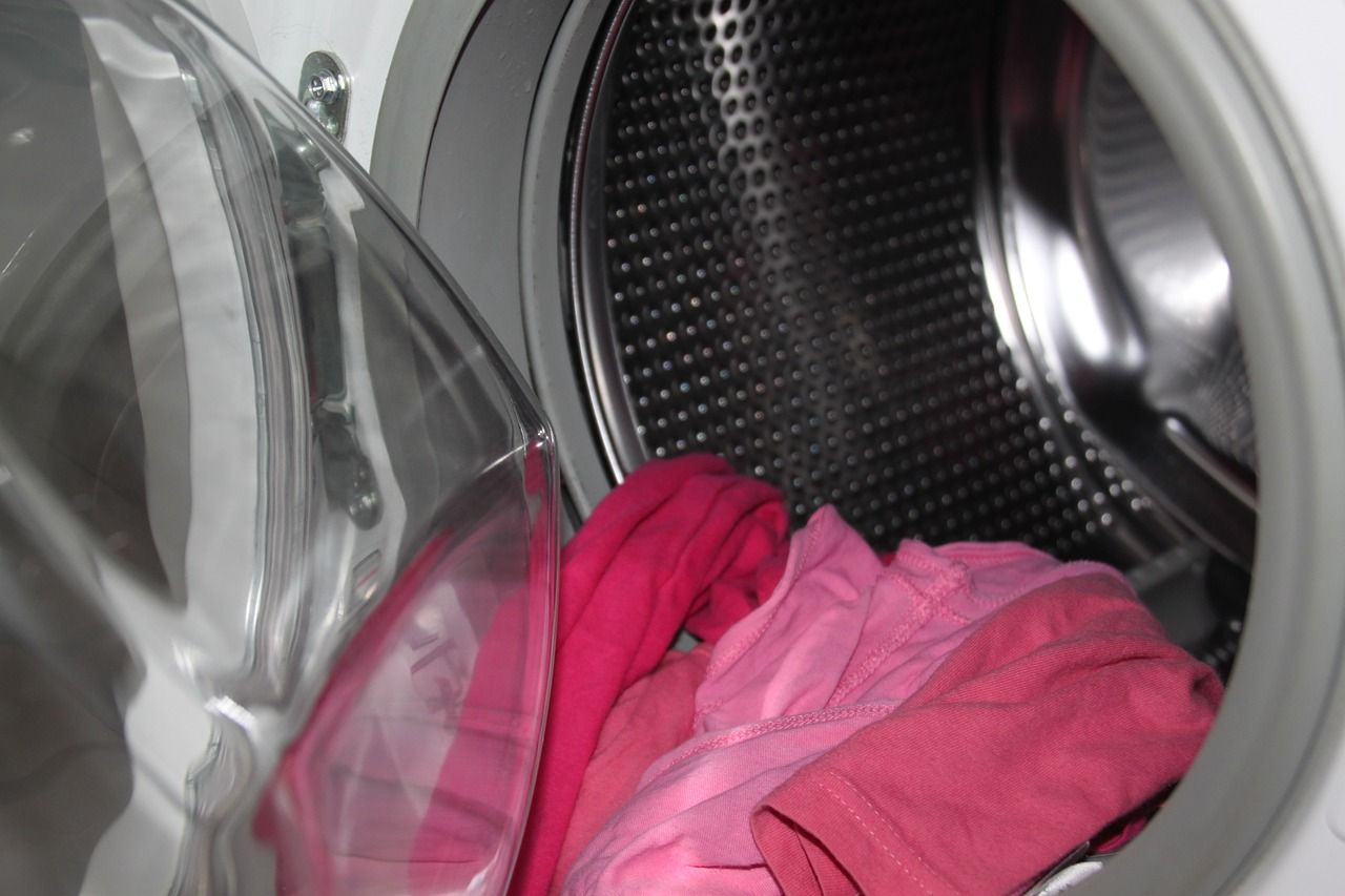 Colorado bambina di chiude nella lavatrice e improvvisamente parte il lavaggio automatico