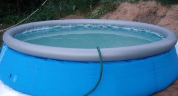 Piscina gonfiabile rimossa, le autorità: ‘Potrebbe far affogare i ladri’