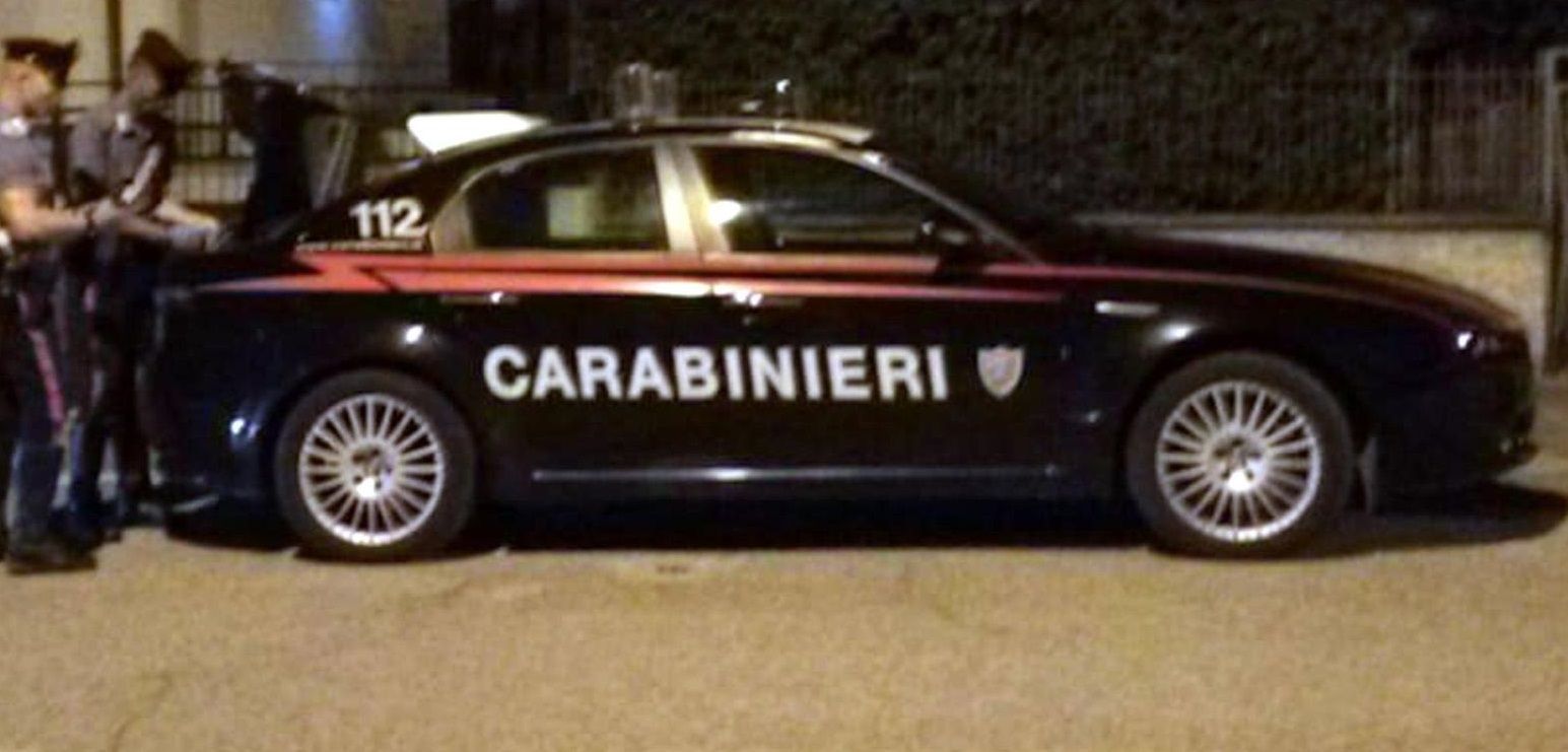 Immigrato minaccia di sgozzare i figli e aggredisce i carabinieri