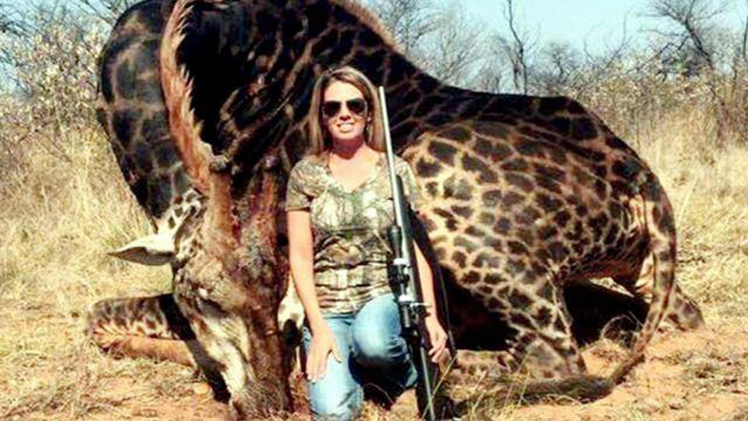 donna-uccide-giraffa