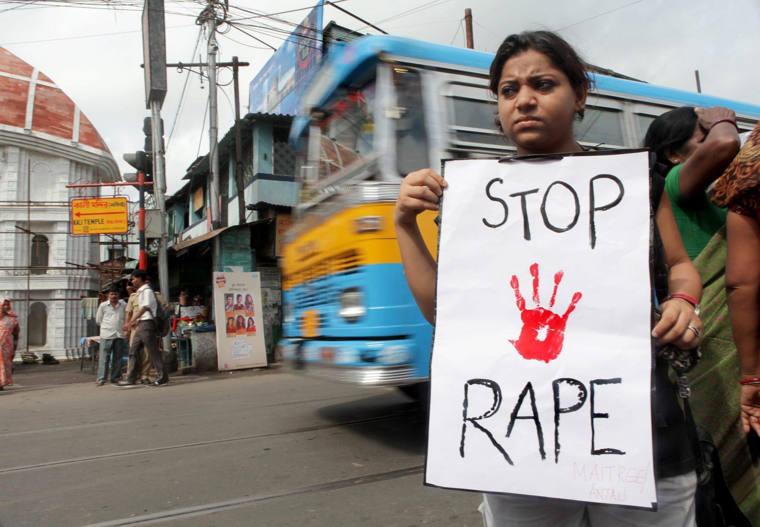 12enne disabile drogata stuprata e filmata 22 arresti in India