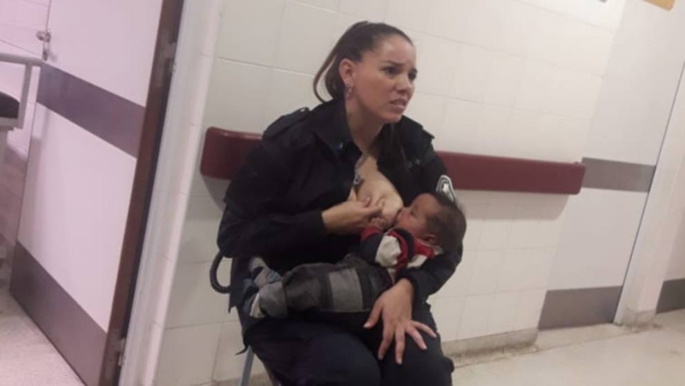 poliziotta allatta figlia arrestata