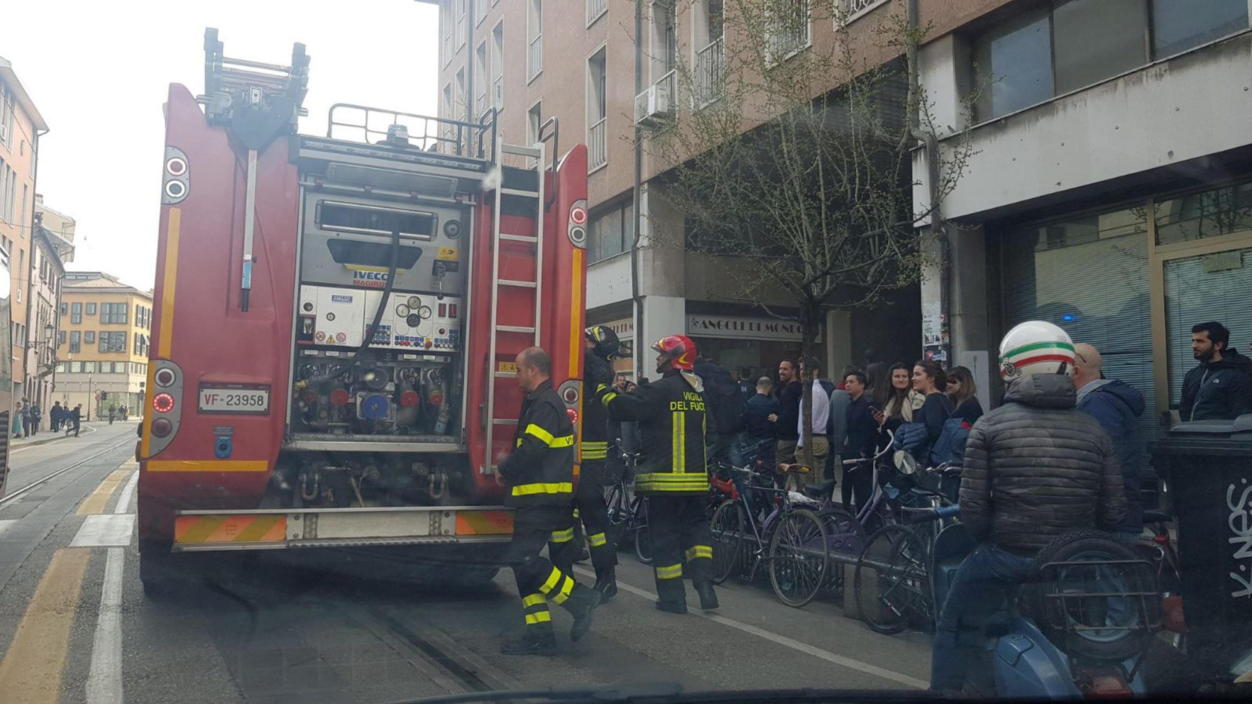 Casa in fiamme a Padova madre e figlio trovati morti abbracciati