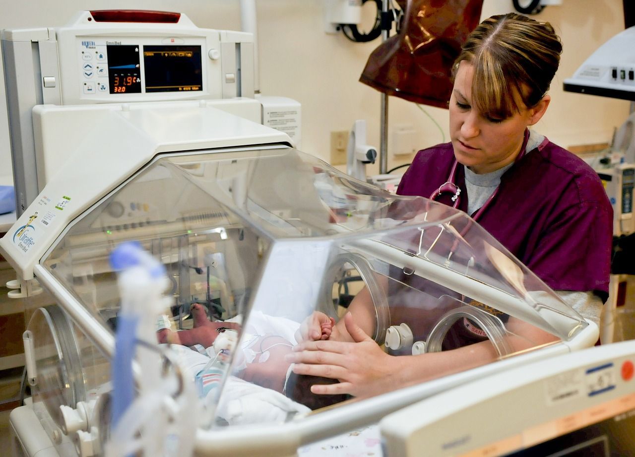 Infermiera salva la vita a un neonato prematuro 28 anni dopo si ritrovano colleghi di reparto