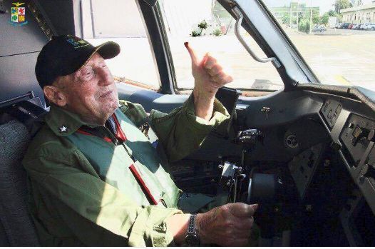 L'ultimo volo militare di Melino a 96 anni ritorna in cabina di pilotaggio accanto al comandante