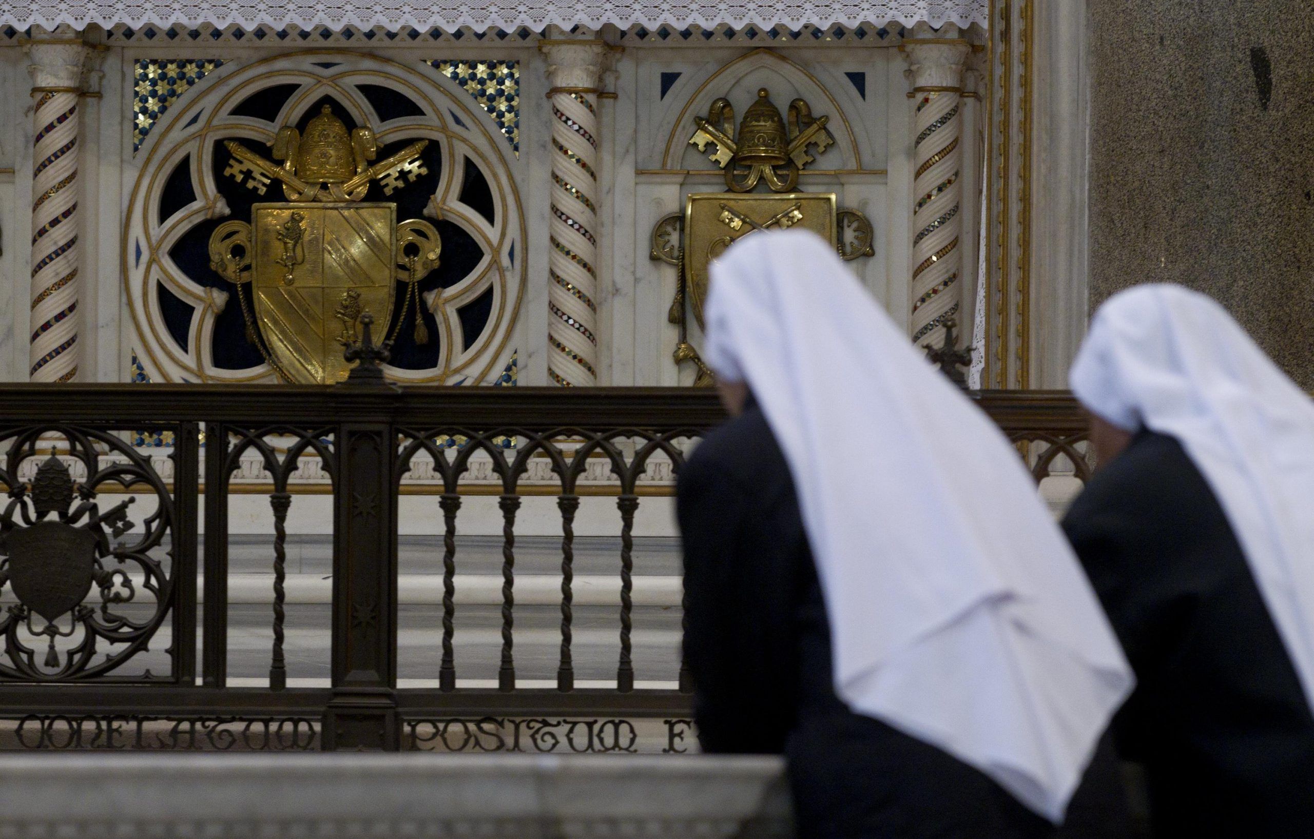 Roma, sfregia una statua in parrocchia e minaccia una suora arrestato