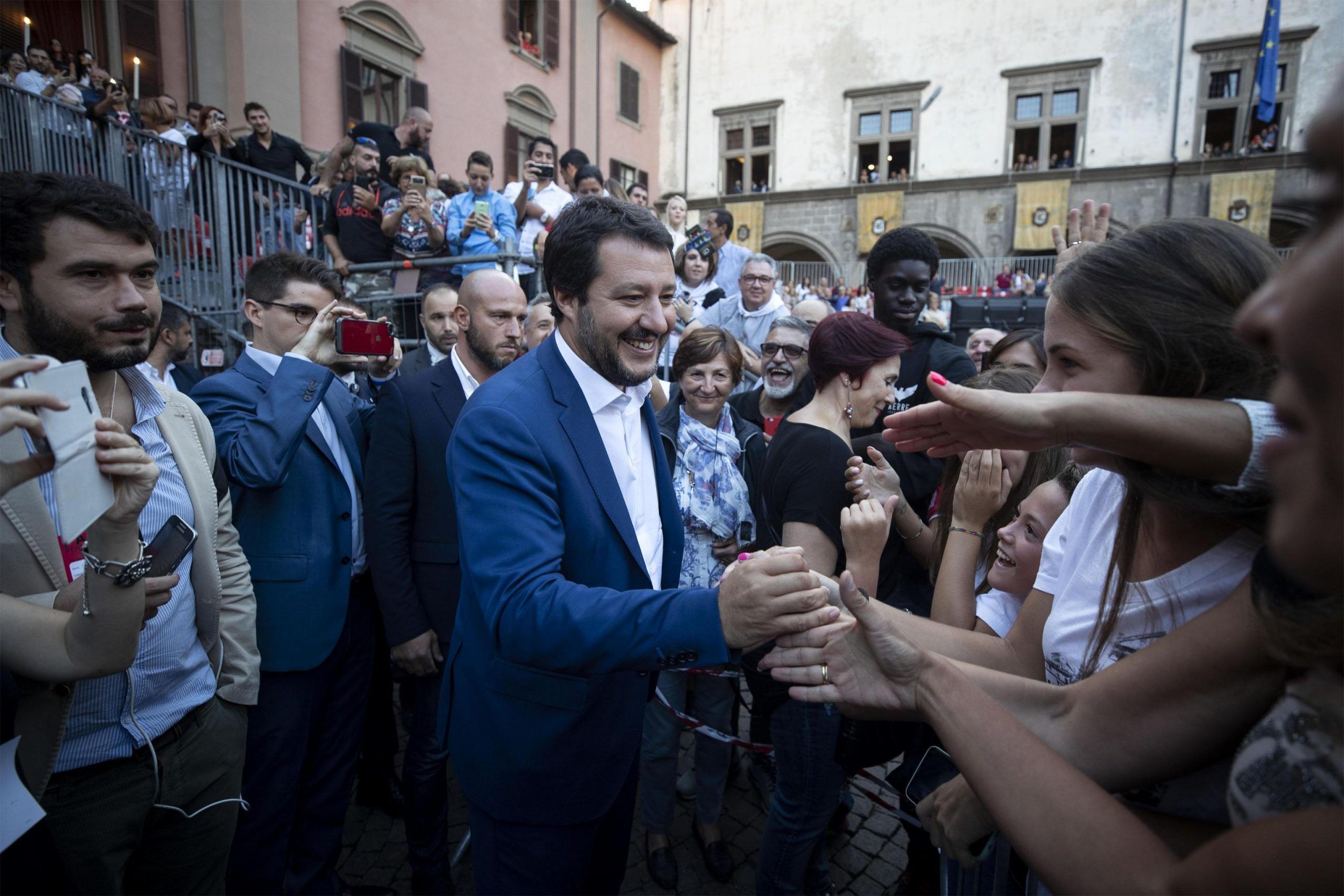 Viterbo, una suora abbraccia e bacia il suo 'idolo' non il Papa, Matteo Salvini