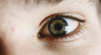 Lacrima un occhio: bambino di 4 anni scopre di avere un raro tumore