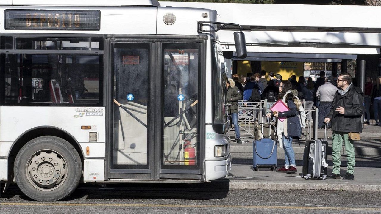 Roma, sesso sul bus davanti ai passeggeri: coppia di giovani denunciata |  Nanopress