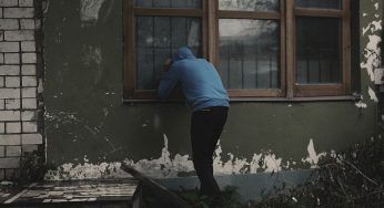 Brescia: anziana va a comprare i fiori per la tomba del marito, al ritorno trova la casa svaligiata