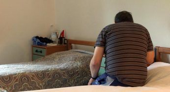 Anziani maltrattati, sequestrato l’ospizio degli orrori: “Se suoni ti spezzo le gambe”