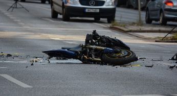 Due ragazzi si schiantano in moto contro un muro: uno è a terra l’altro gli ruba il casco e scappa