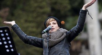 Emma Marrone live: ‘Aprite i porti’, slogan politico che non è piaciuto ai fan