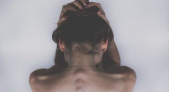 Regalo shock per l’amico: gli ‘offre’ una donna e la violentano insieme davanti a suo figlio