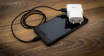 Usa il cellulare mentre è in carica, 24enne muore folgorato