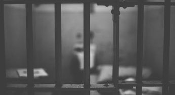 Uccise i genitori e il cane di famiglia la notte di Halloween: “Non volevano che diventassi donna”