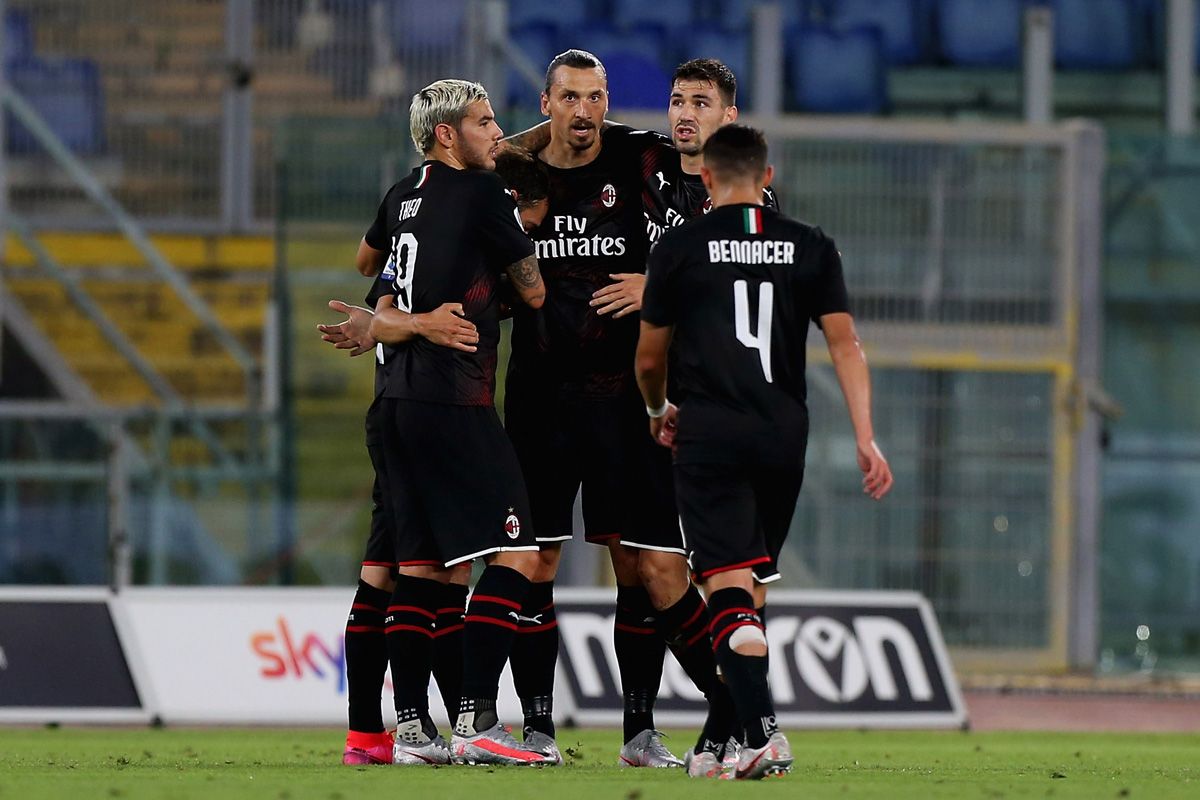 I giocatori del Milan esultano dopo un gol