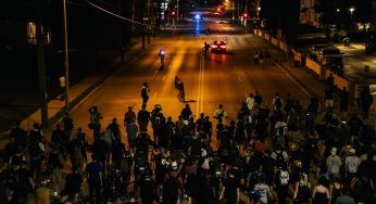 Usa, afroamericano ucciso dalla polizia a Philadelphia: tornano gli scontri
