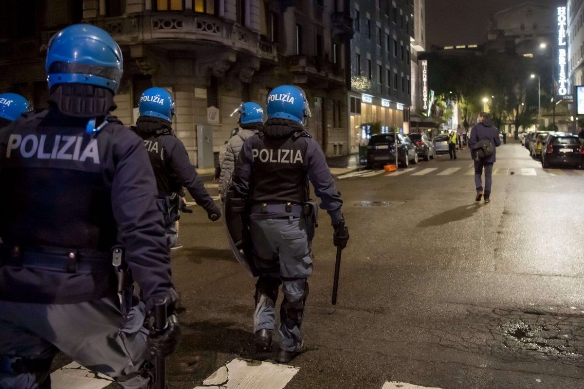 Poliziotti in assetto antisommossa durante le proteste a Milano del 26 ottobre 2020