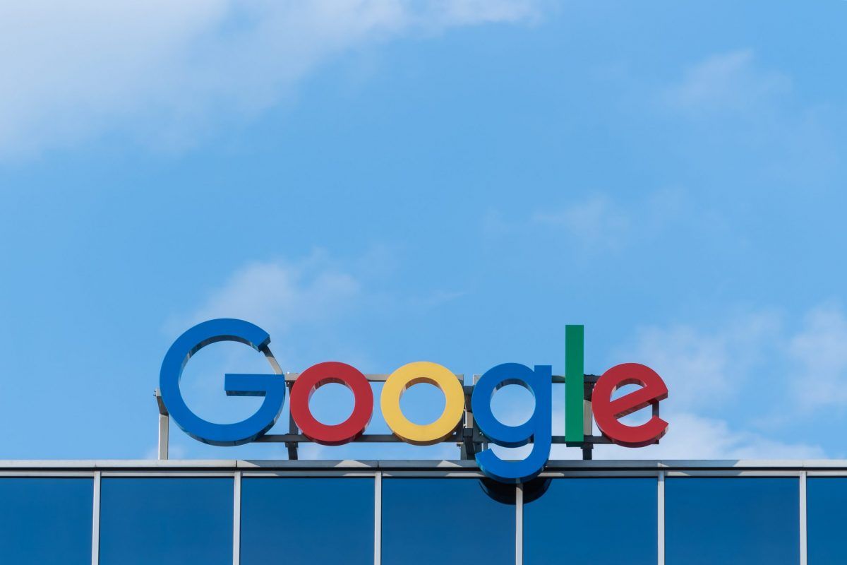 L'insegna Google sopra un palazzo si staglia nel cielo azzurro