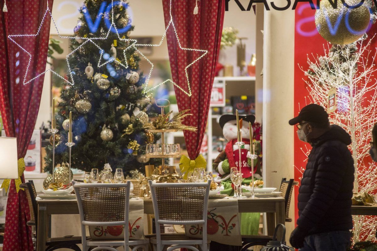 Shopping natalizio per le vie di Bologna il 1° dicembre 2020