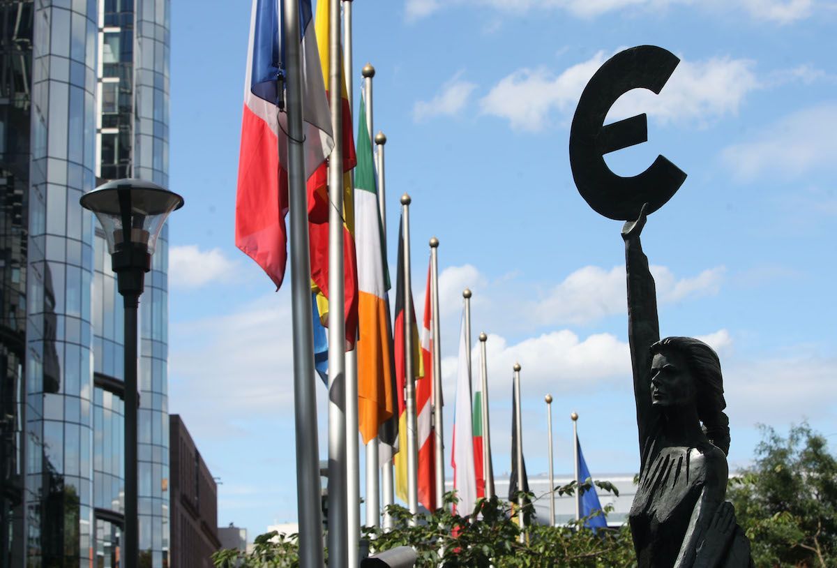 Bruxelles parlamento europeo euro bandiere