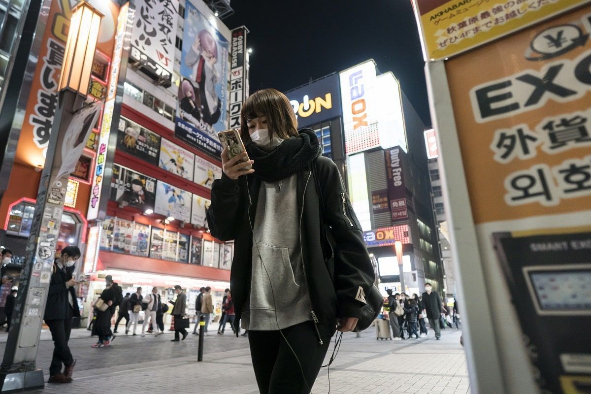 ragazza giapponese con mascherina in città del Giappone