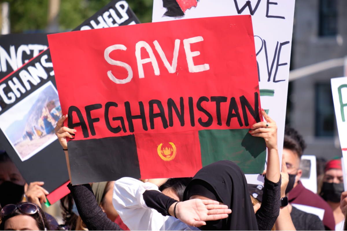 Cartelli di protesta contro talebani