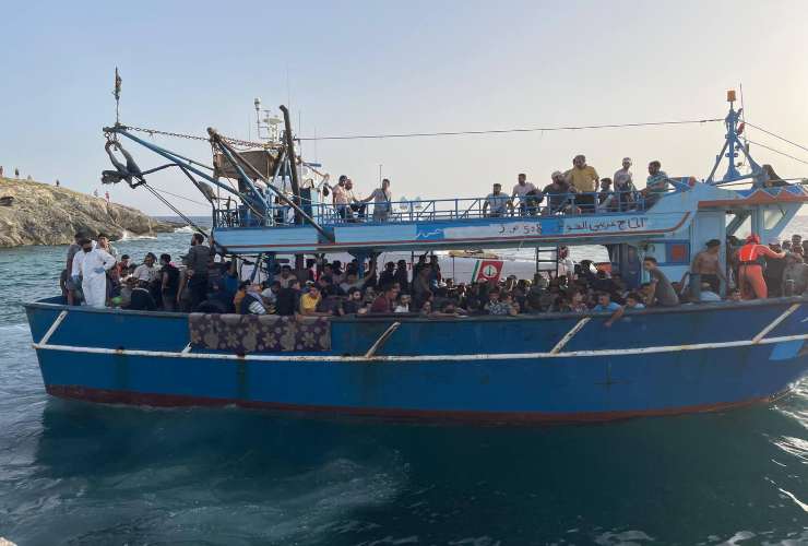 300 migranti a bordo di un peschereccio