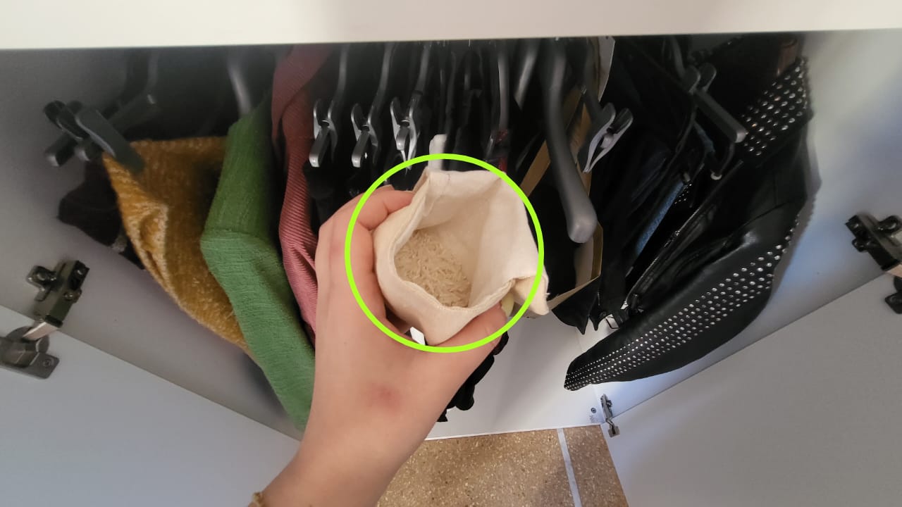 Come togliere l'odore di umidità da armadi e cassetti