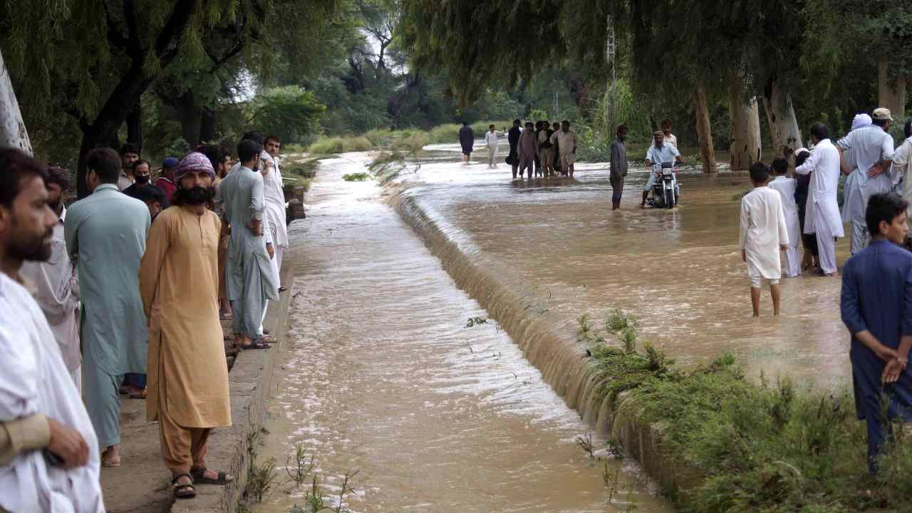 Strade allagate in Pakistan