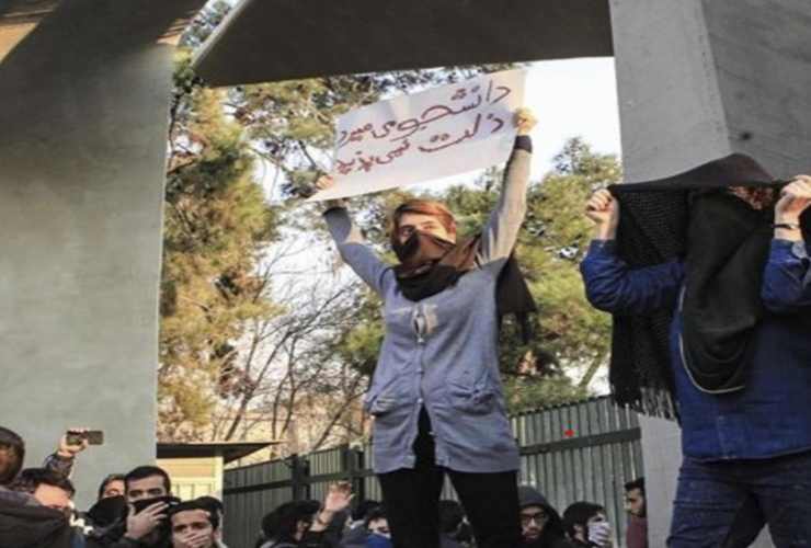 Donna iraniana che protesta