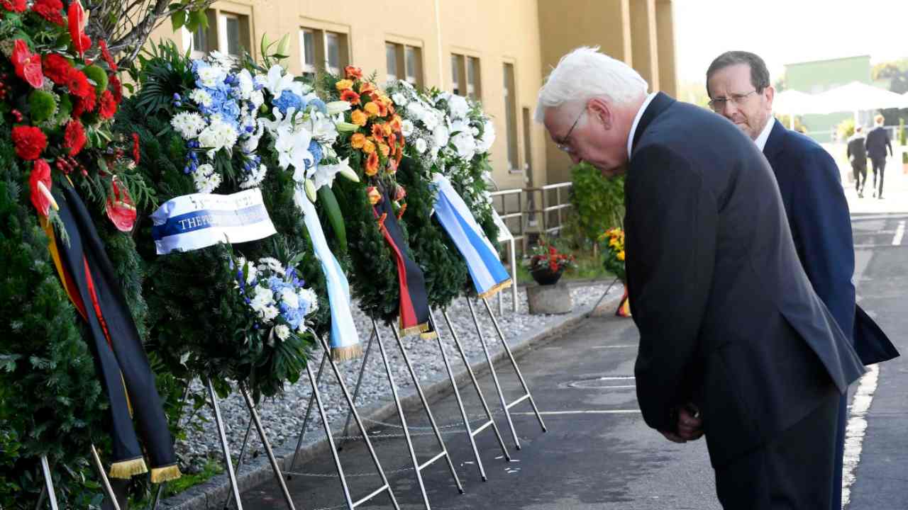 Il presidente Frank-Walter Steinmeier si inchina di fronte all'omaggio floreale per le vittime di Monaco 72