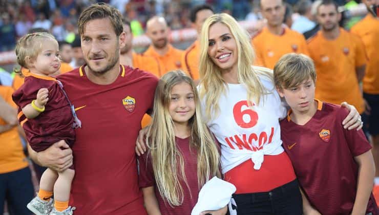La famiglia Totti-Blasi al completo, durante l'ultima partita del calciatore